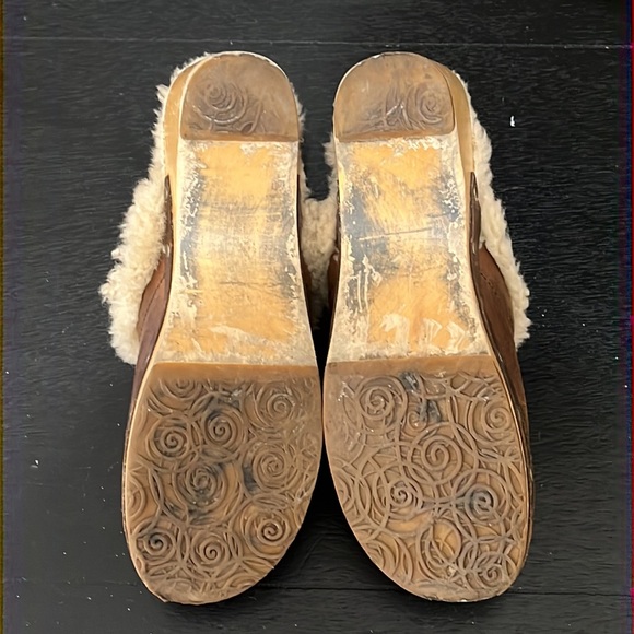 Ugg Leather Clogs with Genuine Sheepskin Lining - Picture 7 of 9